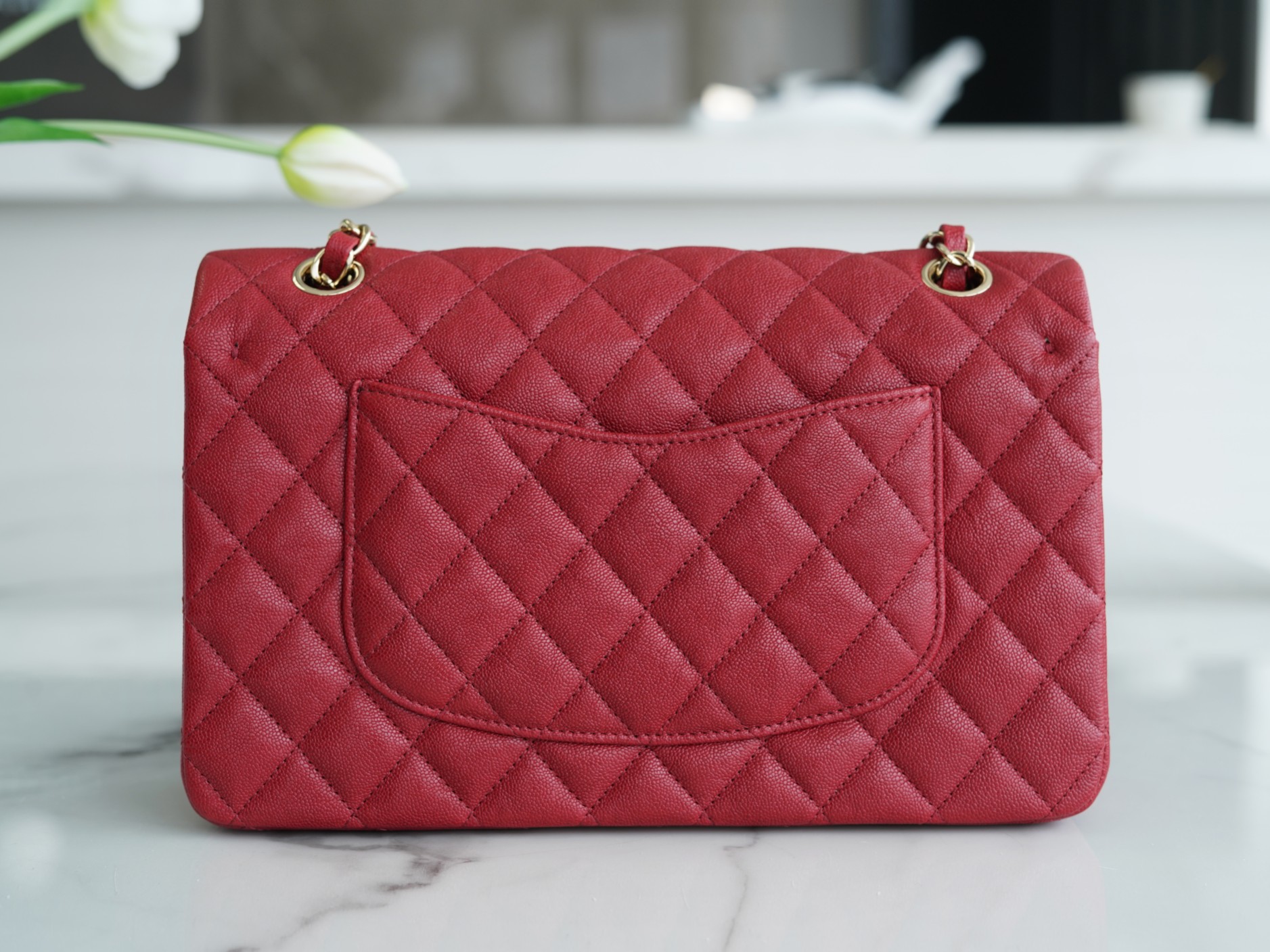 𝐂𝐇𝐀𝐍𝐄𝐋 Classic Flap washed cowhide is made from the most delicate newborn calves Washed fetal cow Medium Burgundy