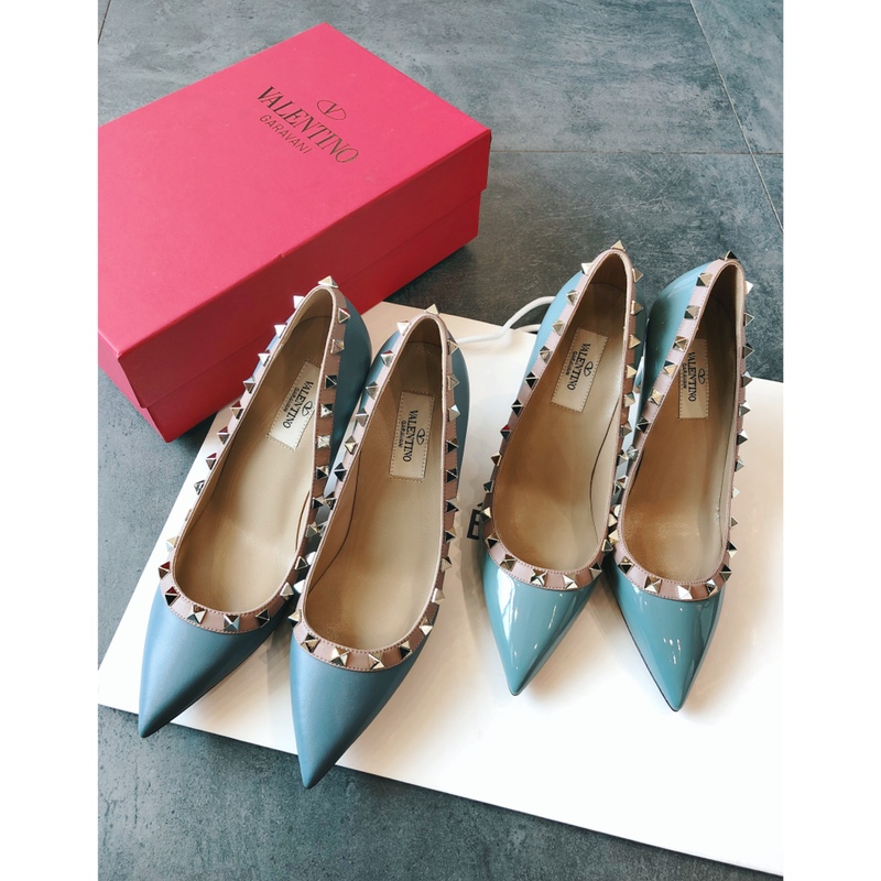 Valentino recommends this studded shoes once launched, the fashion It Girl starry-eyed pursuit