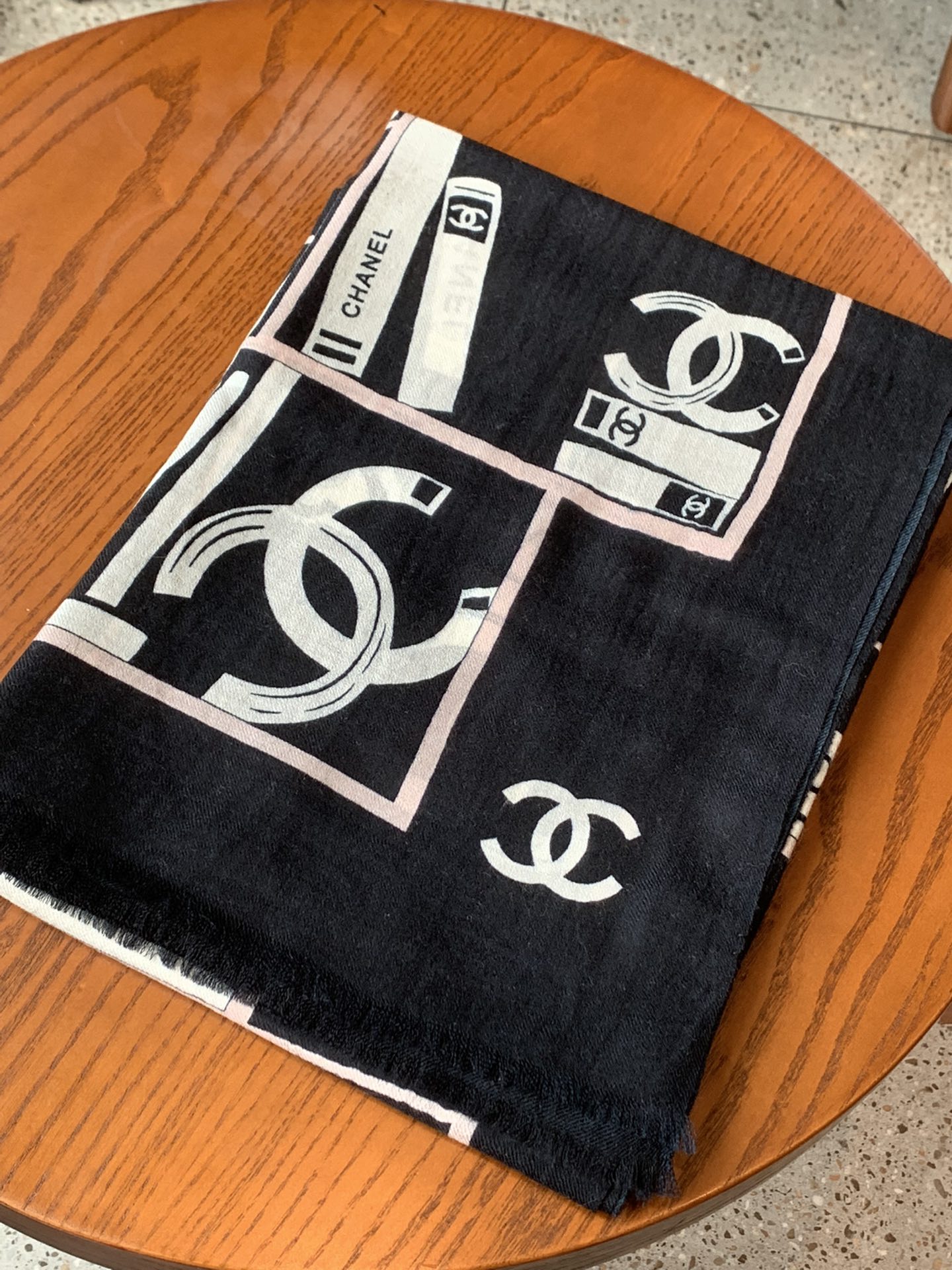 𝐂𝐡𝐚𝐧𝐞𝐥 cashmere scarf