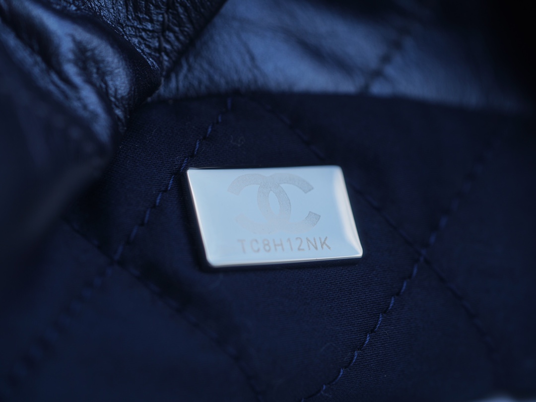 𝗖𝗛𝗔𝗘𝗡𝗟✦𝟐𝟐𝗣 Advanced Handbags 𝟐𝟐 Handbag Small Metallic Blue