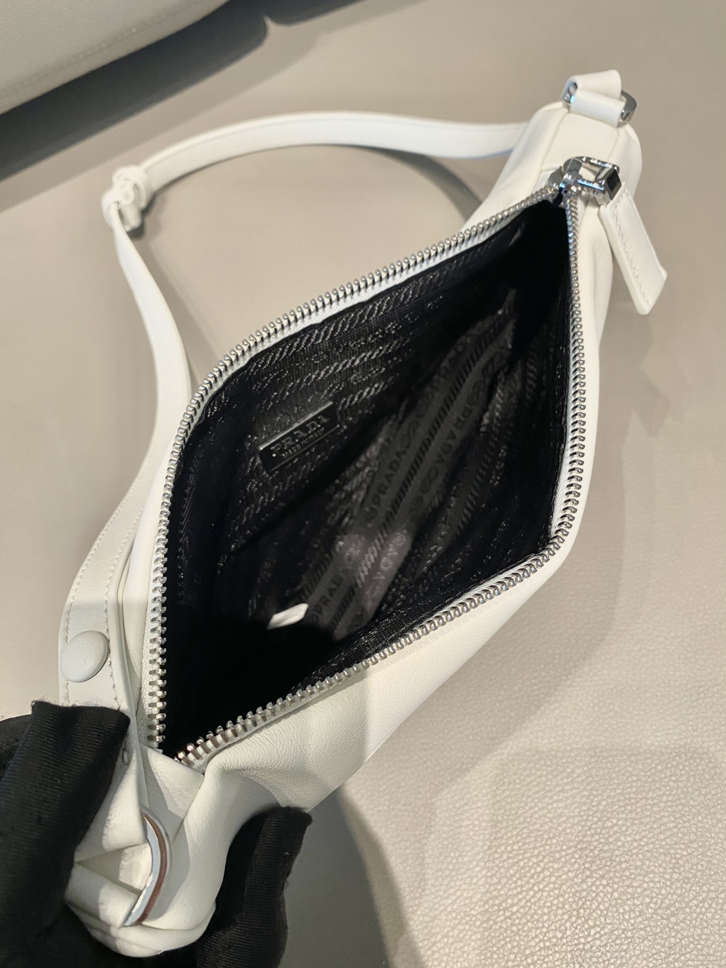 𝐏𝐑𝐀𝐃𝐀 Triangular bag 1NQ043