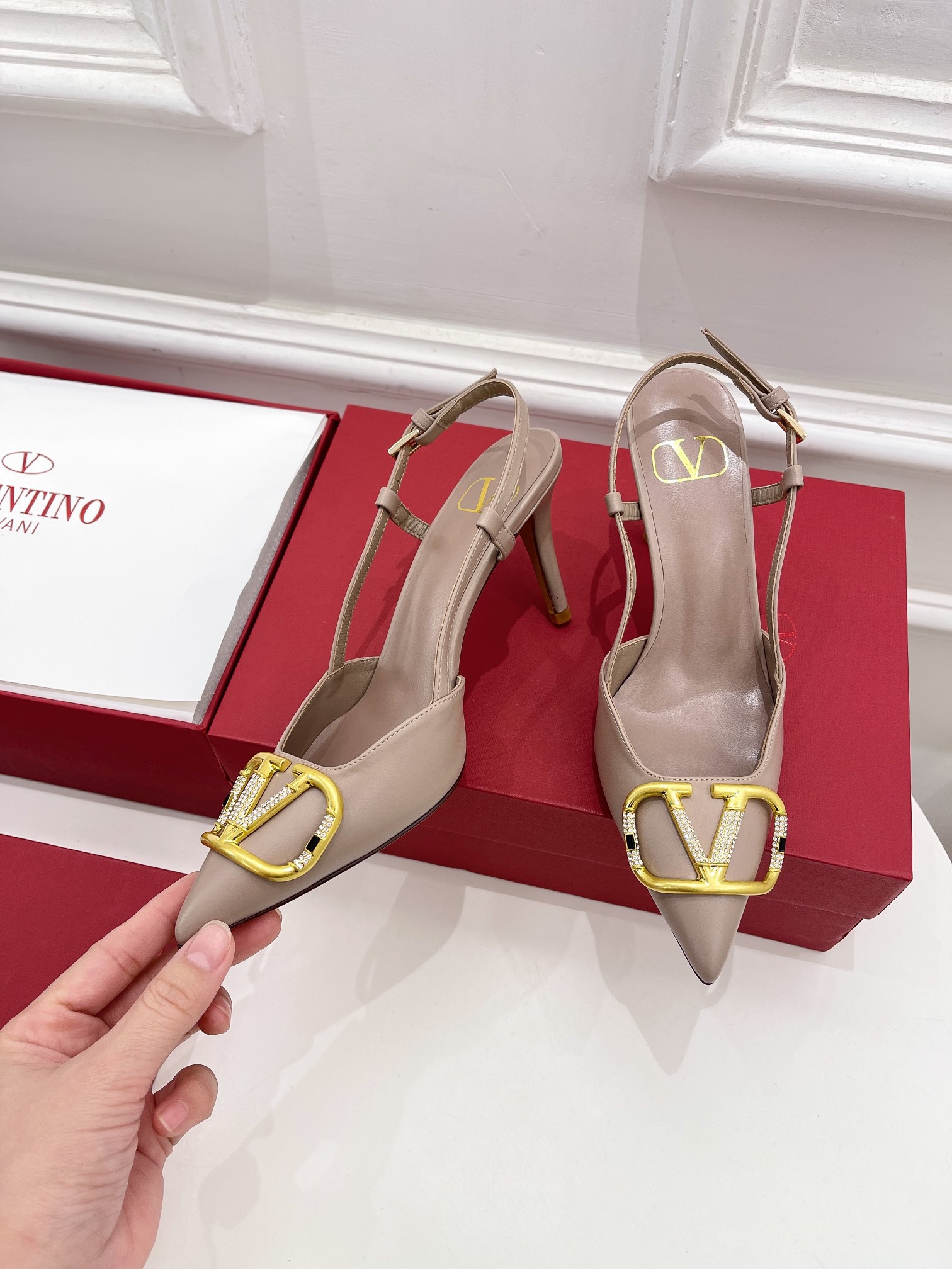 【Valentino】𝟐𝟎𝟐𝟏/𝐒𝐒 𝐧𝐞𝐰 Valentino 2022 spring and summer new large V diamond buckle high heels on the new
