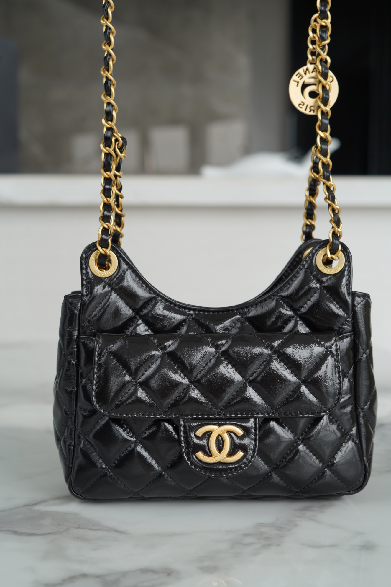 𝗖𝗛𝗔𝗡𝗘𝗟✦23𝑪 Early Spring Resort Collection Bright crinkled calfskin with gold metal Wave bag Black Small