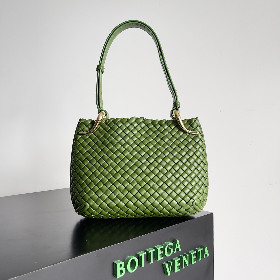 Bottega Veneta Clicker Rounded Bag Small Green Pepper Green #730968