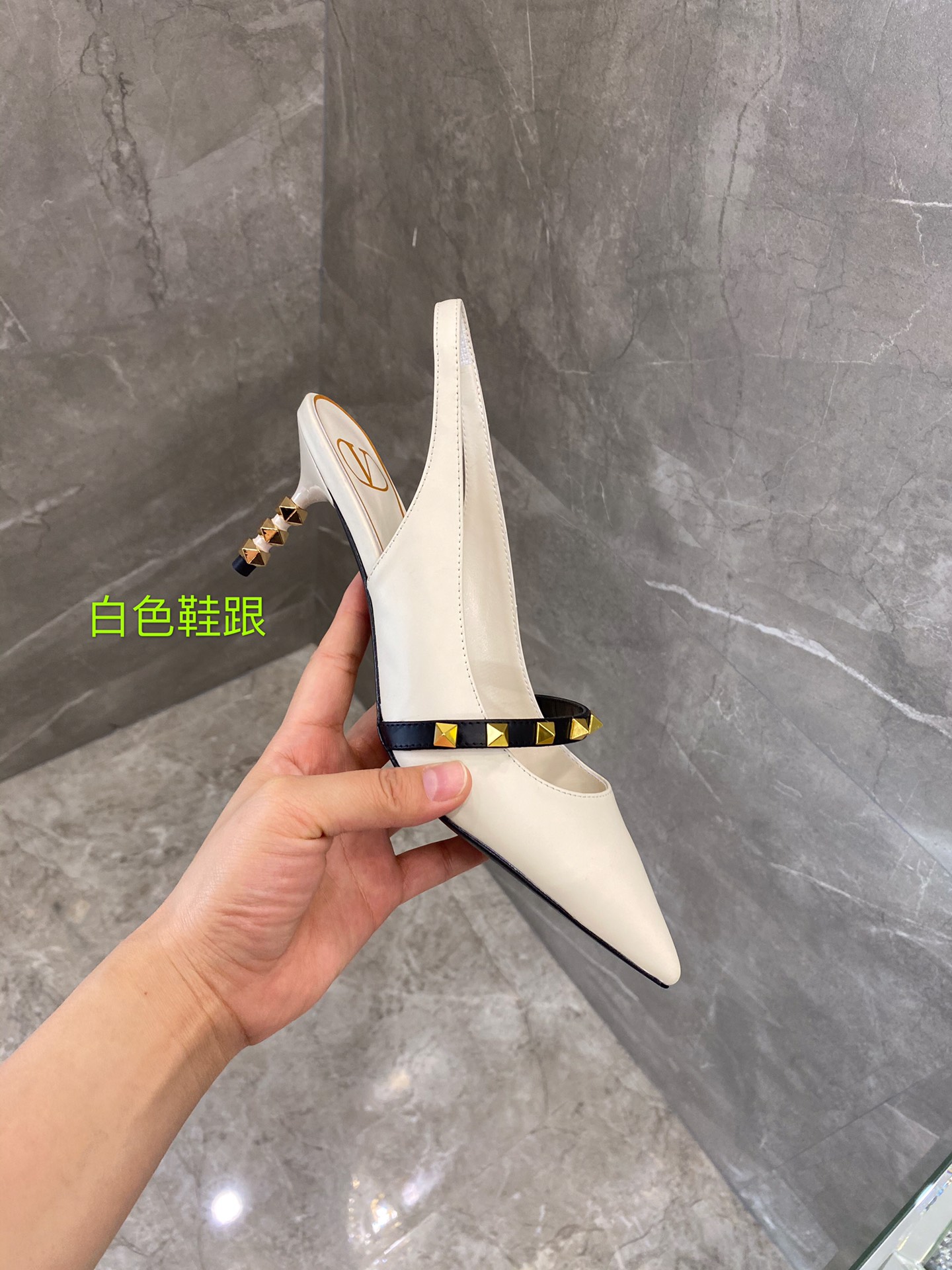 【Valentino】𝟐𝟎𝟐𝟏/𝐒𝐒 𝐧𝐞𝐰 The latest series of counter perfect details original matte open edge bead leather