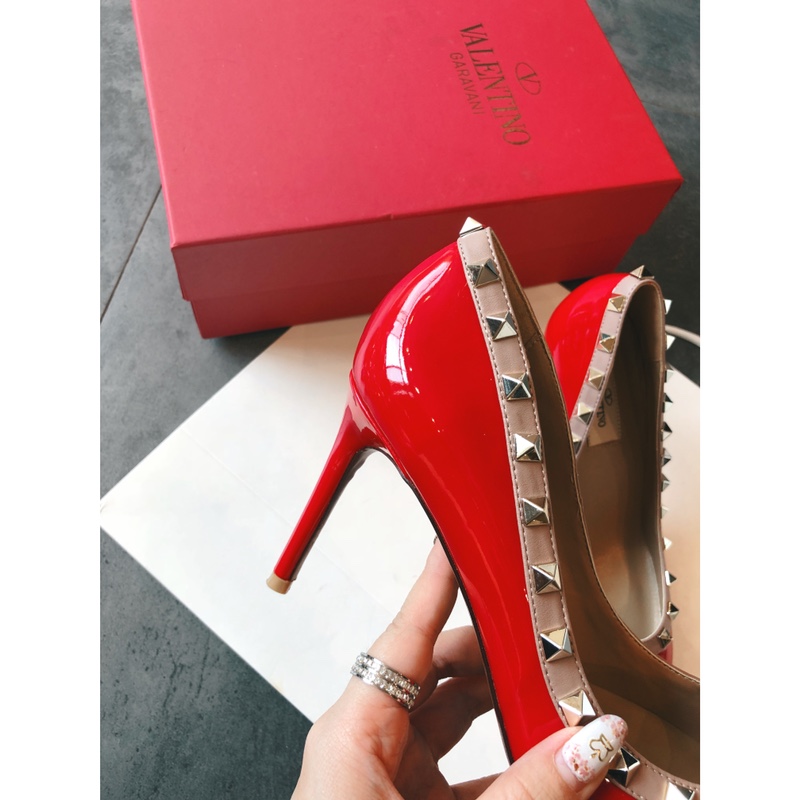 Valentino recommends this studded shoes once launched, the fashion It Girl starry-eyed pursuit