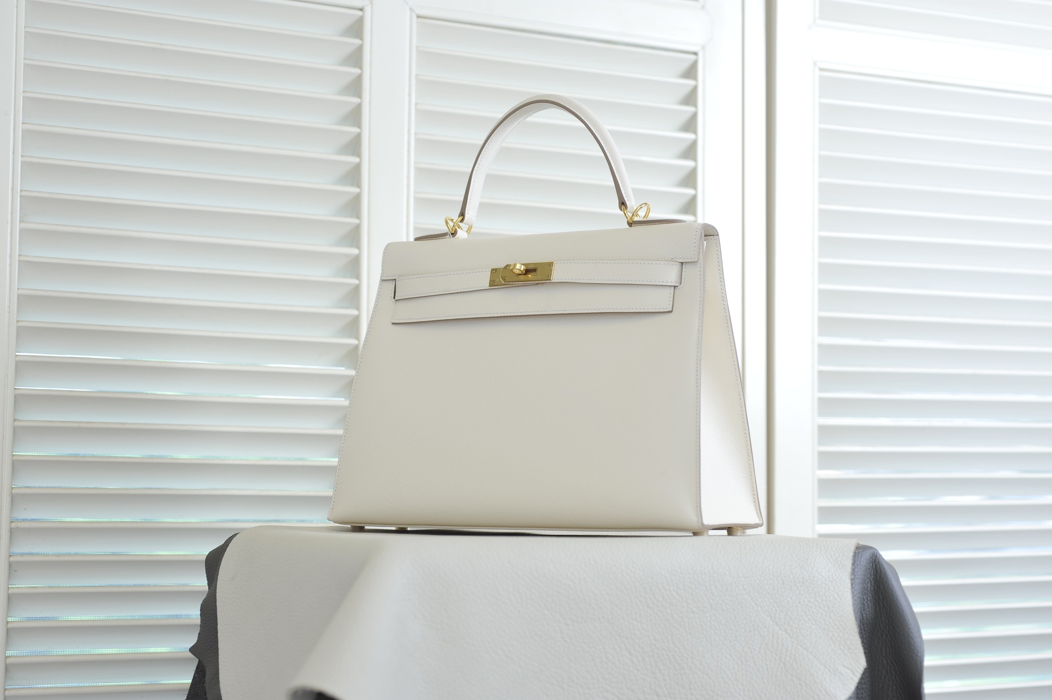 Kelly 25 milkshake white ep leather gold buckle