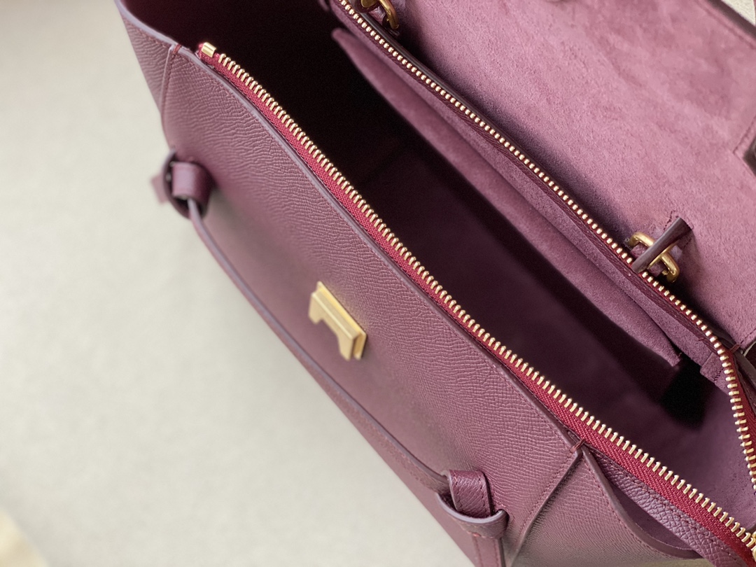 𝐂𝐞𝐥𝐢𝐧𝐞 BELT MICRO BAG in grained calfskin