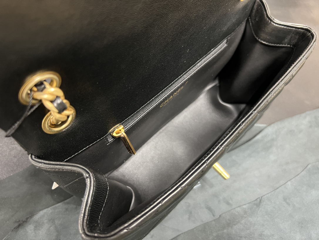 𝗖𝗛𝗔𝗡𝗘𝗟✦ 23p Letter Chain Mouth Flap Bag Genuine Leather