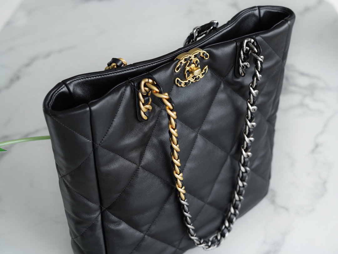 𝗖𝗛𝗔𝗡𝗘𝗟 𝟮𝟮𝗕 19 𝑩𝑨𝑮 𝑻𝒐𝒕𝒆 Italy 🇮🇹 level [box] lambskin 🐑 Genuine Leather Black Gold
