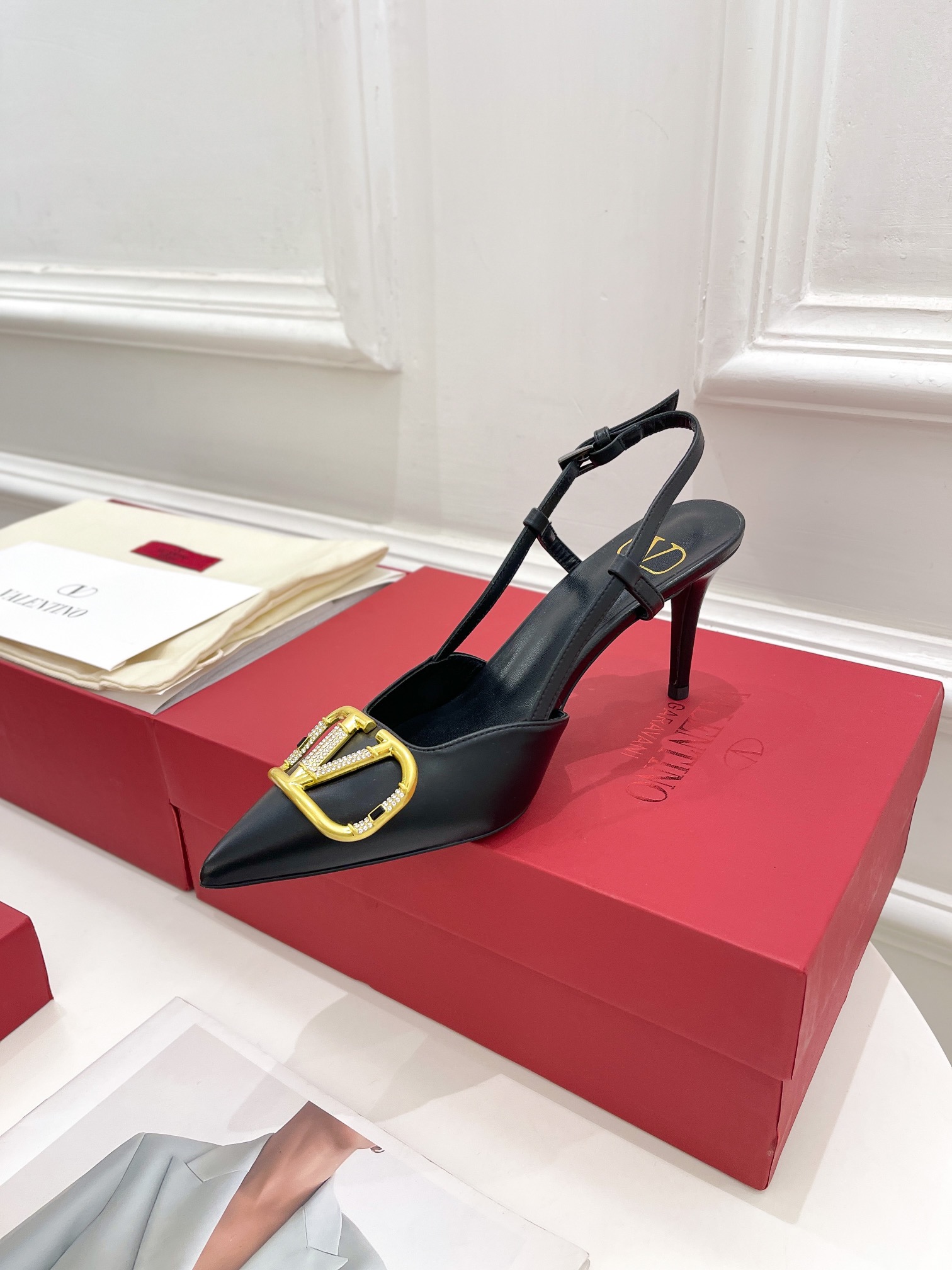 【Valentino】𝟐𝟎𝟐𝟏/𝐒𝐒 𝐧𝐞𝐰 Valentino 2022 spring and summer new large V diamond buckle high heels on the new