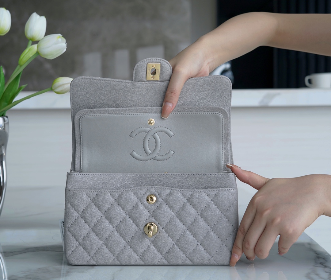 𝐂𝐇𝐀𝐍𝐄𝐋 Classic Flap France 🇫🇷 𝐇𝐚𝐚𝐬Original Caviar 🐂Water Fetal Calf Small 🐘Light Gray