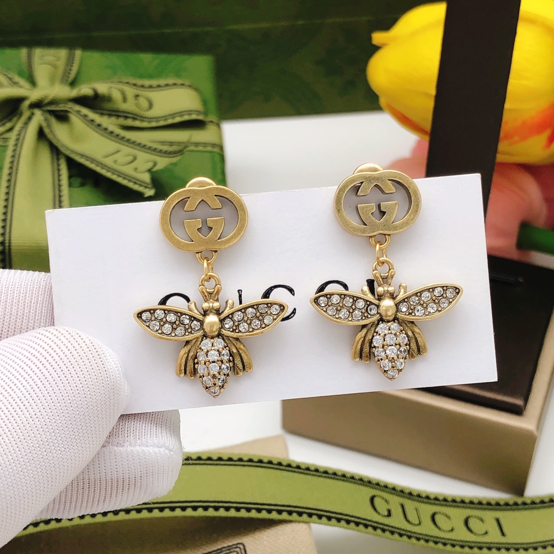 𝐆𝐮𝐜𝐜𝐢 Two little bee stud earrings with diamonds