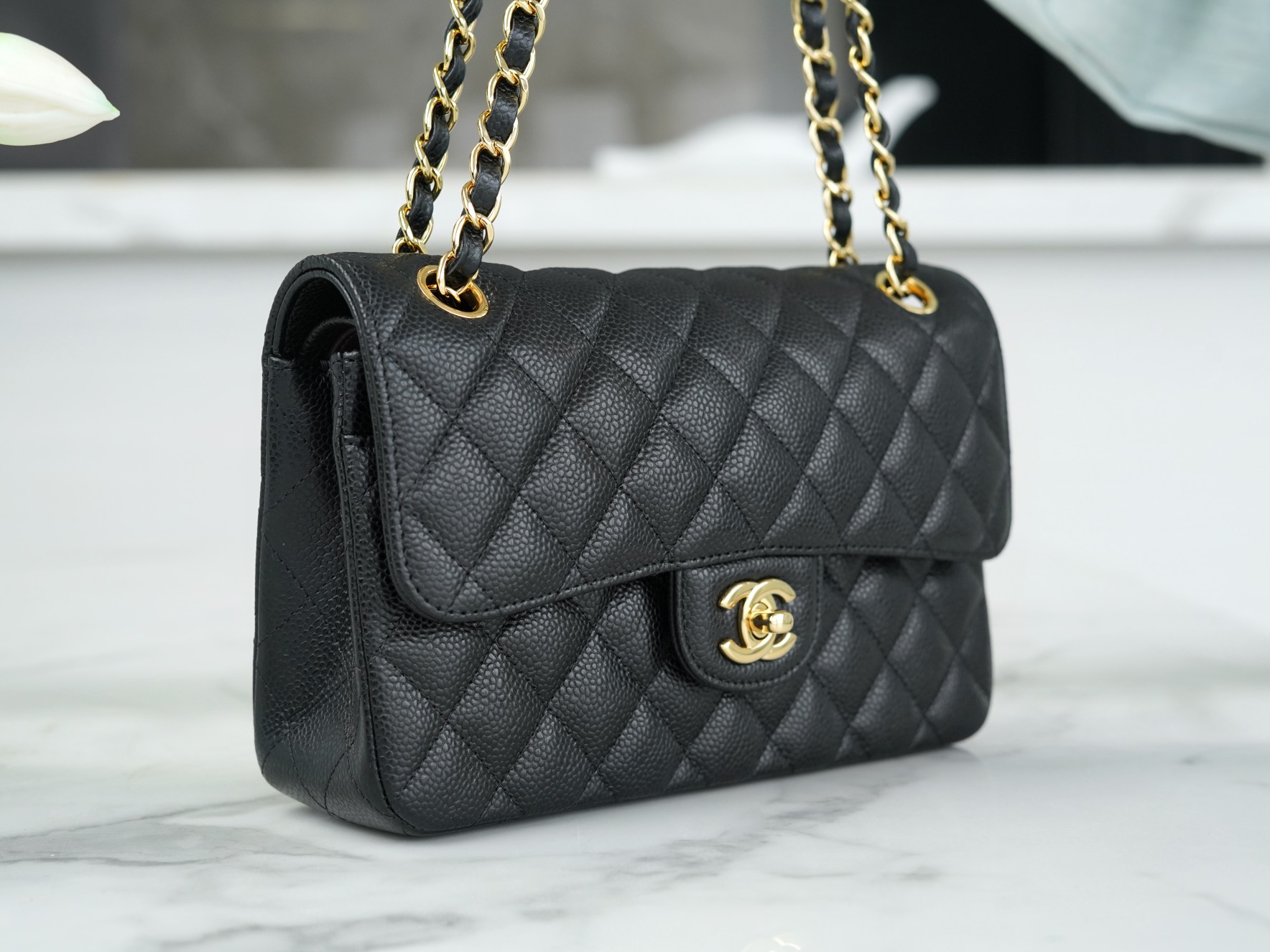 𝐂𝐇𝐀𝐍𝐄𝐋 Classic Flap France 🇫🇷 𝐇𝐚𝐚𝐬Original Lychee Ball Pattern 🐂 Classic Flap Bag Gold Buckle Small Black 🖤