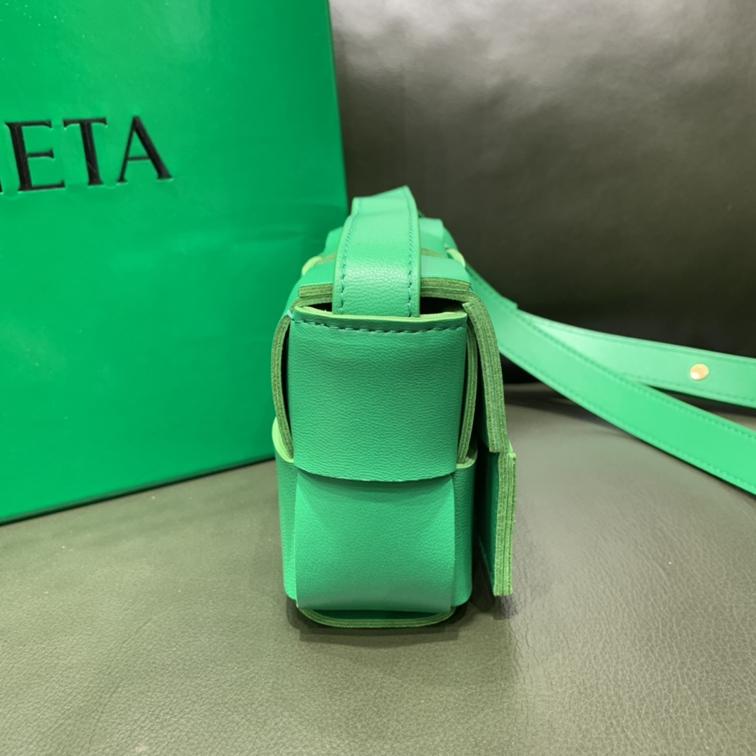 Bottega Veneta  MINI CASSETTE #666688