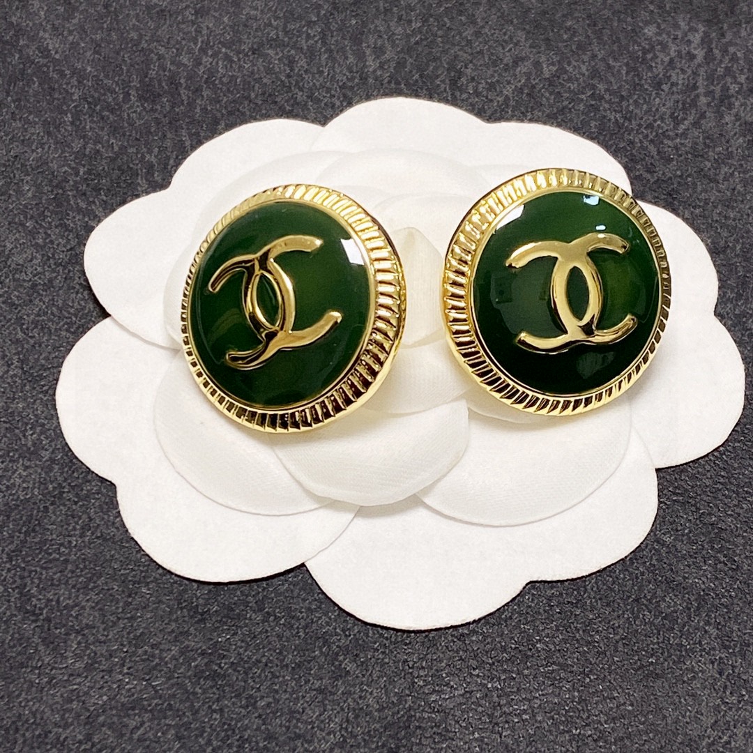 CHANEL🇫🇷Xiaoxiang autumn and winter middle-aged grass green earrings