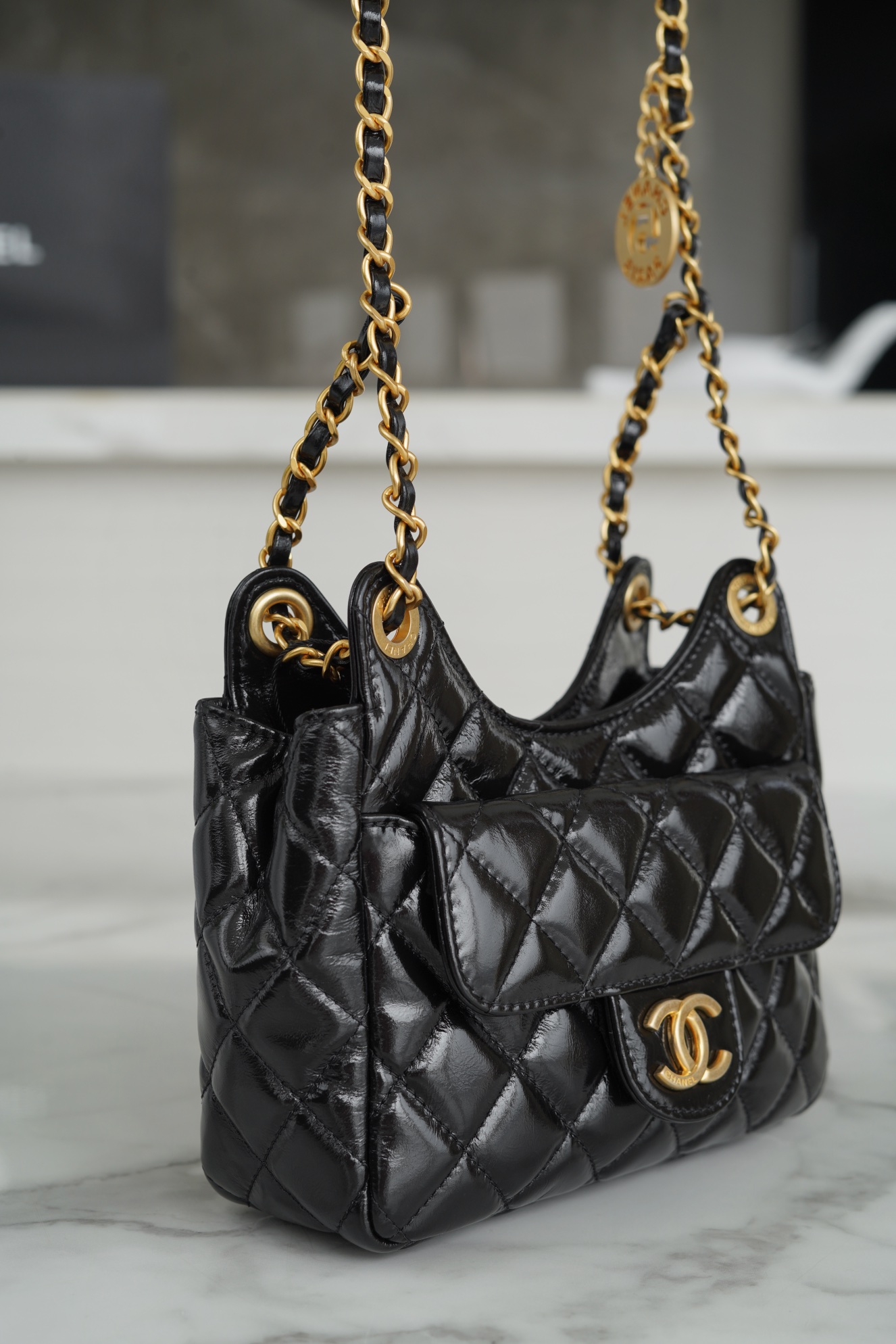 𝗖𝗛𝗔𝗡𝗘𝗟✦23𝑪 Early Spring Resort Collection Bright crinkled calfskin with gold metal Wave bag Black Small