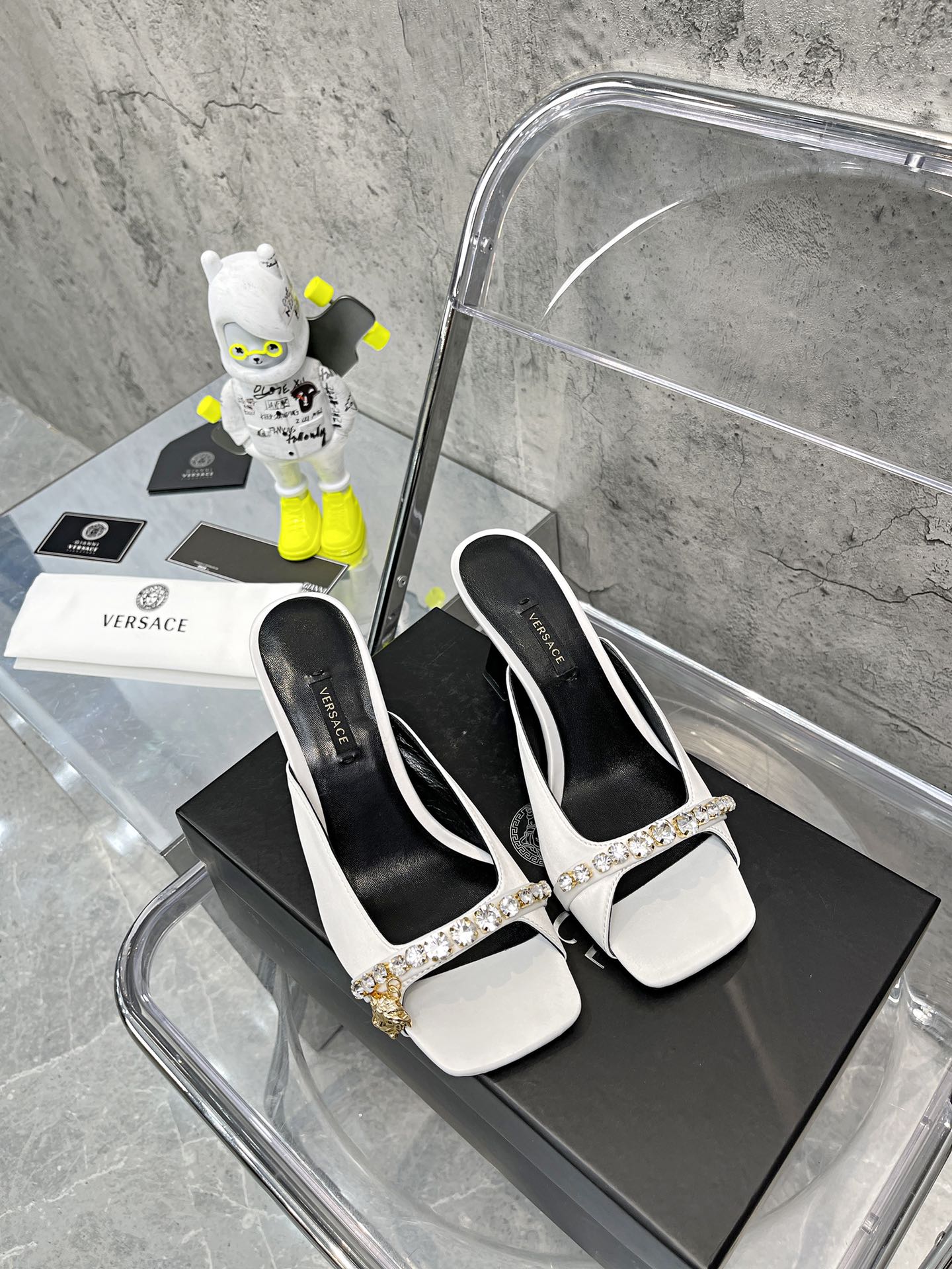 𝐕𝐞𝐫𝐬𝐚𝐜𝐞｜𝟐𝟎𝟐𝟐/𝐒𝐒 𝐧𝐞𝐰 Gold LA MEDUSA string with sparkling crystal ribbon