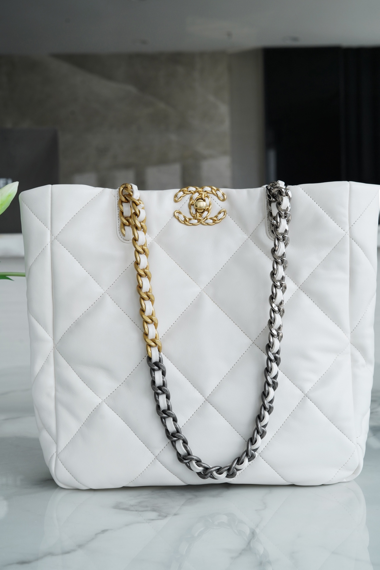 𝗖𝗛𝗔𝗡𝗘𝗟 𝟮𝟮𝗕 19𝑩𝑨𝑮 𝑻𝒐𝒕𝒆 Italy 🇮🇹 Level 1 [Box] Lambskin 🐑 Genuine Leather White