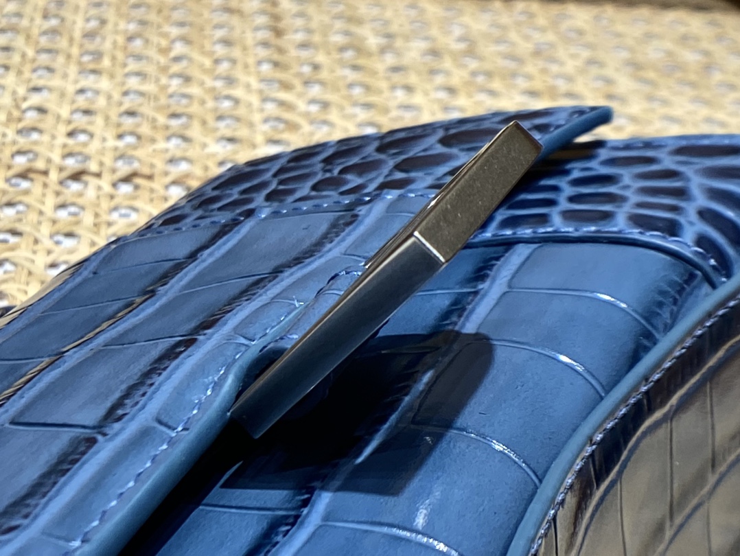 BALENCIAGA 𝐇𝐨𝐮𝐫𝐠𝐥𝐚𝐬𝐬 𝐗𝐒 crocodile-textured cowhide