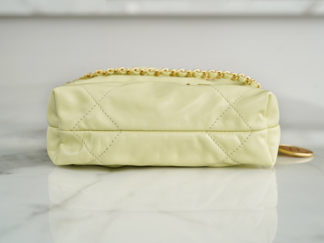 𝗖𝗛𝗔𝗡𝗘𝗟✦ 23S 22Mini bag chick yellow
