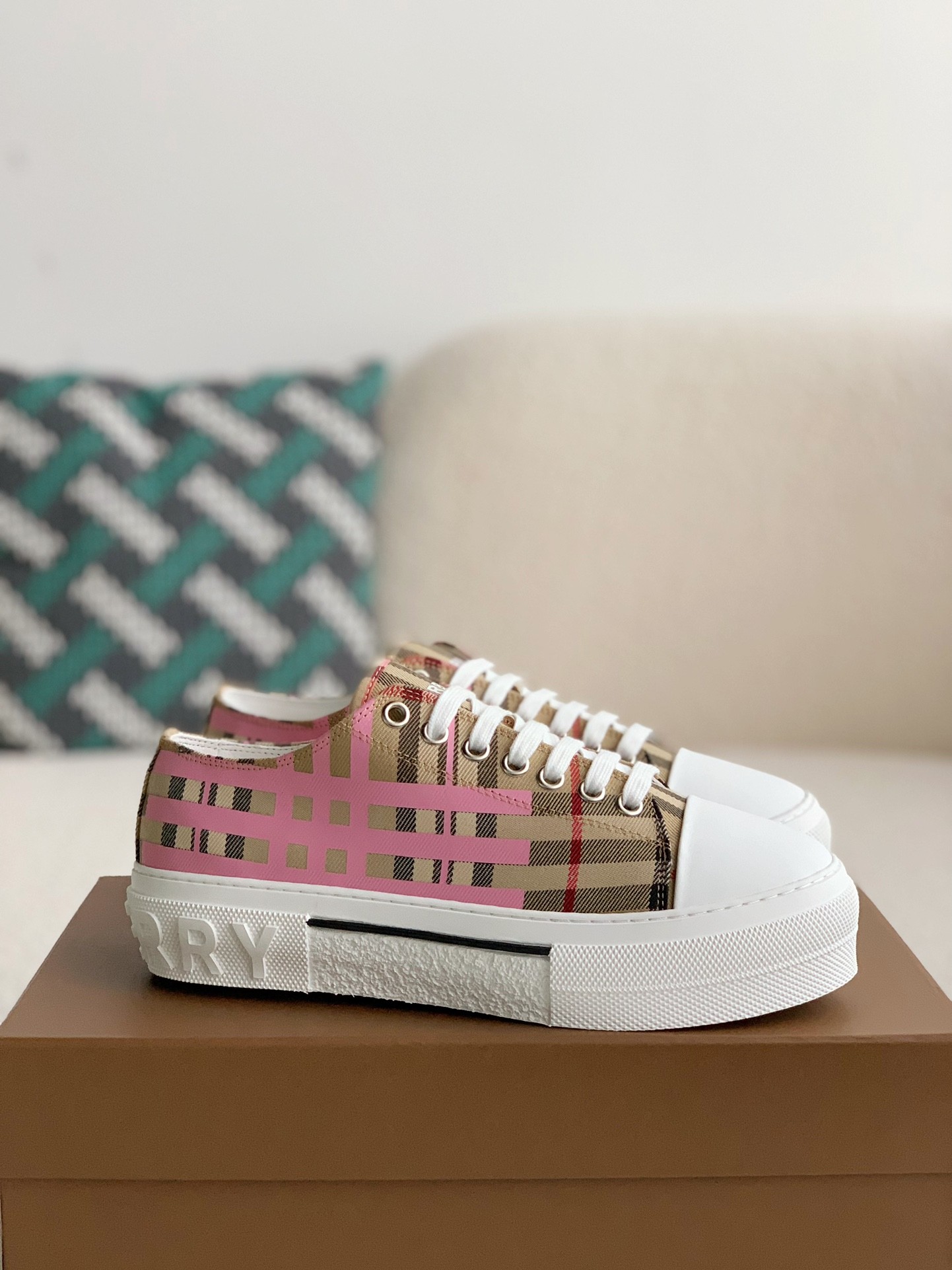 Burberry Low cut casual sports shoes