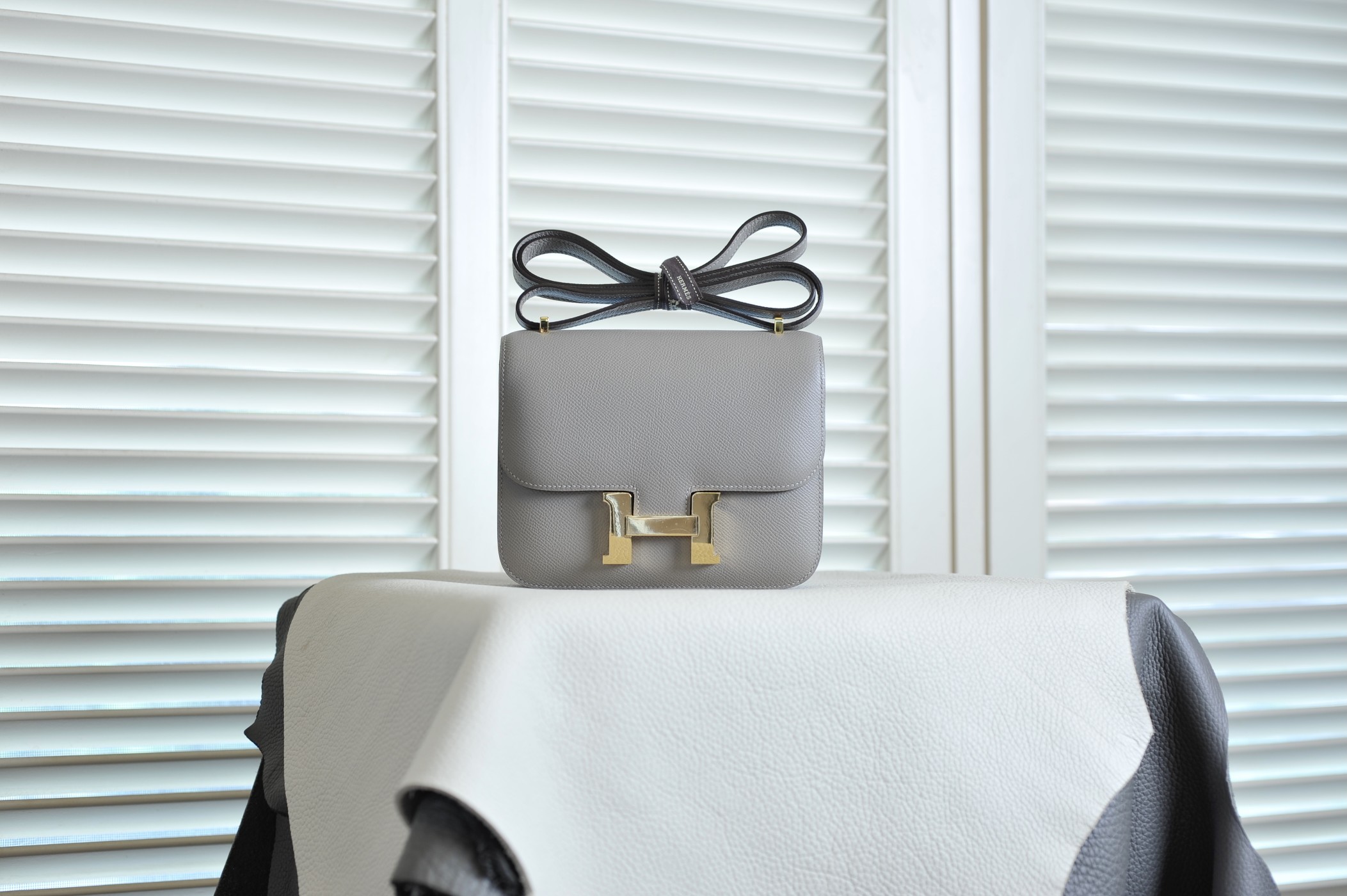 Kangkang 9 turtledove gray gold buckle epsom leather