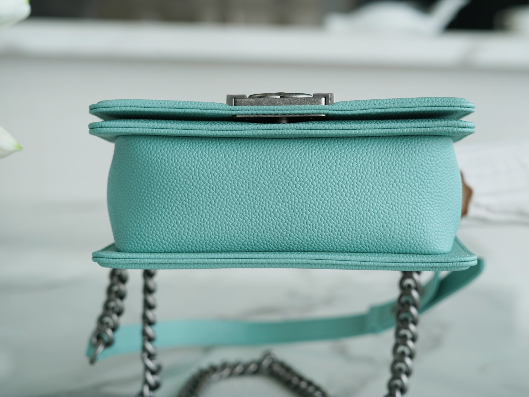 𝗖𝗵𝗮𝗻𝗲𝗹 𝗟𝗲𝗯𝗼 𝘆 French origin 𝗛𝗮𝗮𝘀 Caviar calfskin Large ball V-grain: Tiffany blue