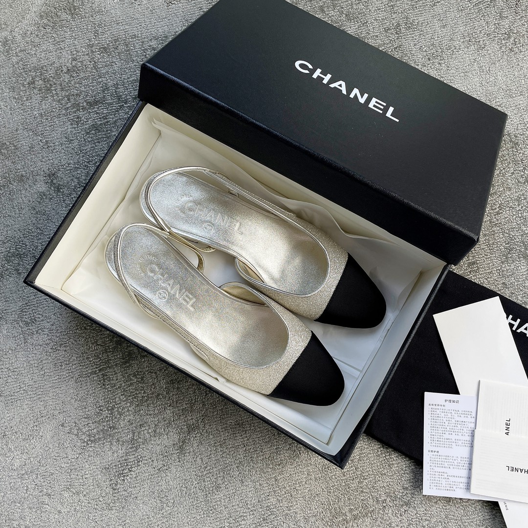 CHANEL especially popular color blocking single shoes continue the classic Chanel characteristics
