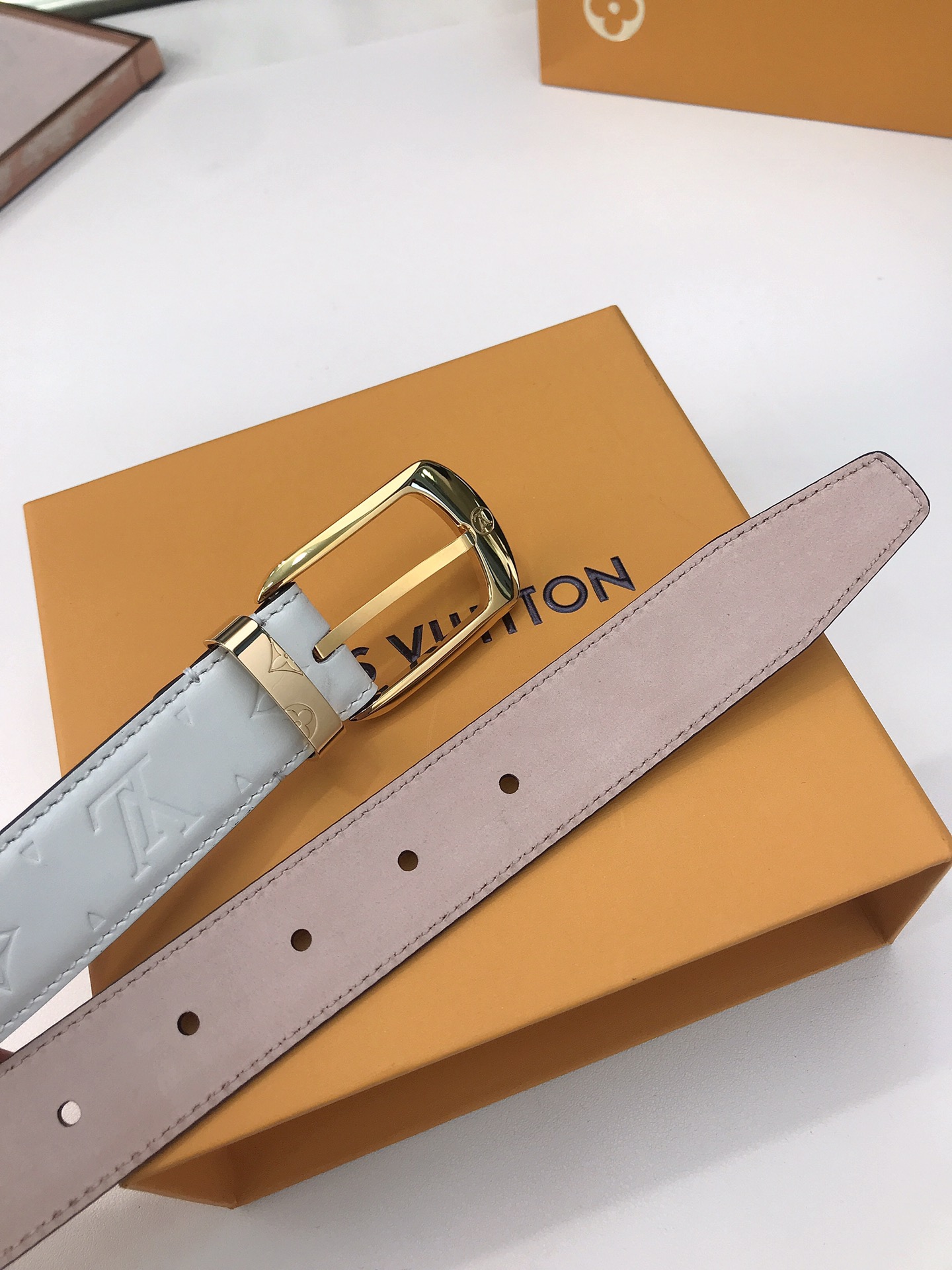 LOUIS VUITTO belt is double-sided with Italian original custom imported cowhide embossing