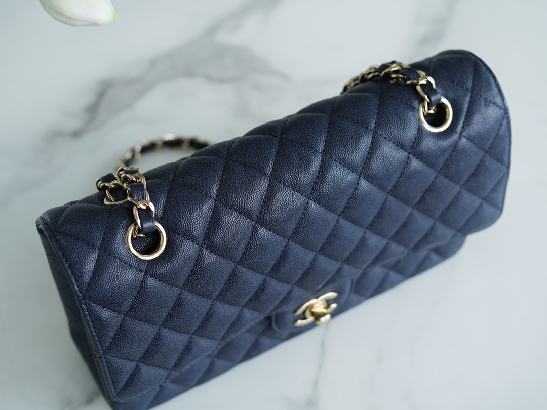 𝐂𝐇𝐀𝐍𝐄𝐋 Classic Flap washed cowhide is made from the most delicate newborn calves Washed fetal cow Medium Dark Blue🪁