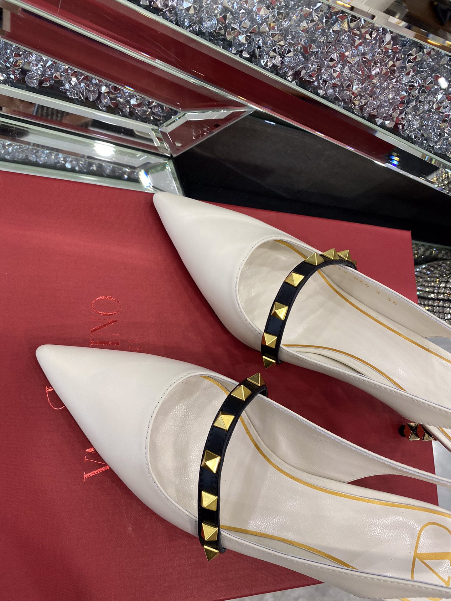 【Valentino】𝟐𝟎𝟐𝟏/𝐒𝐒 𝐧𝐞𝐰 The latest series of counter perfect details original matte open edge bead leather