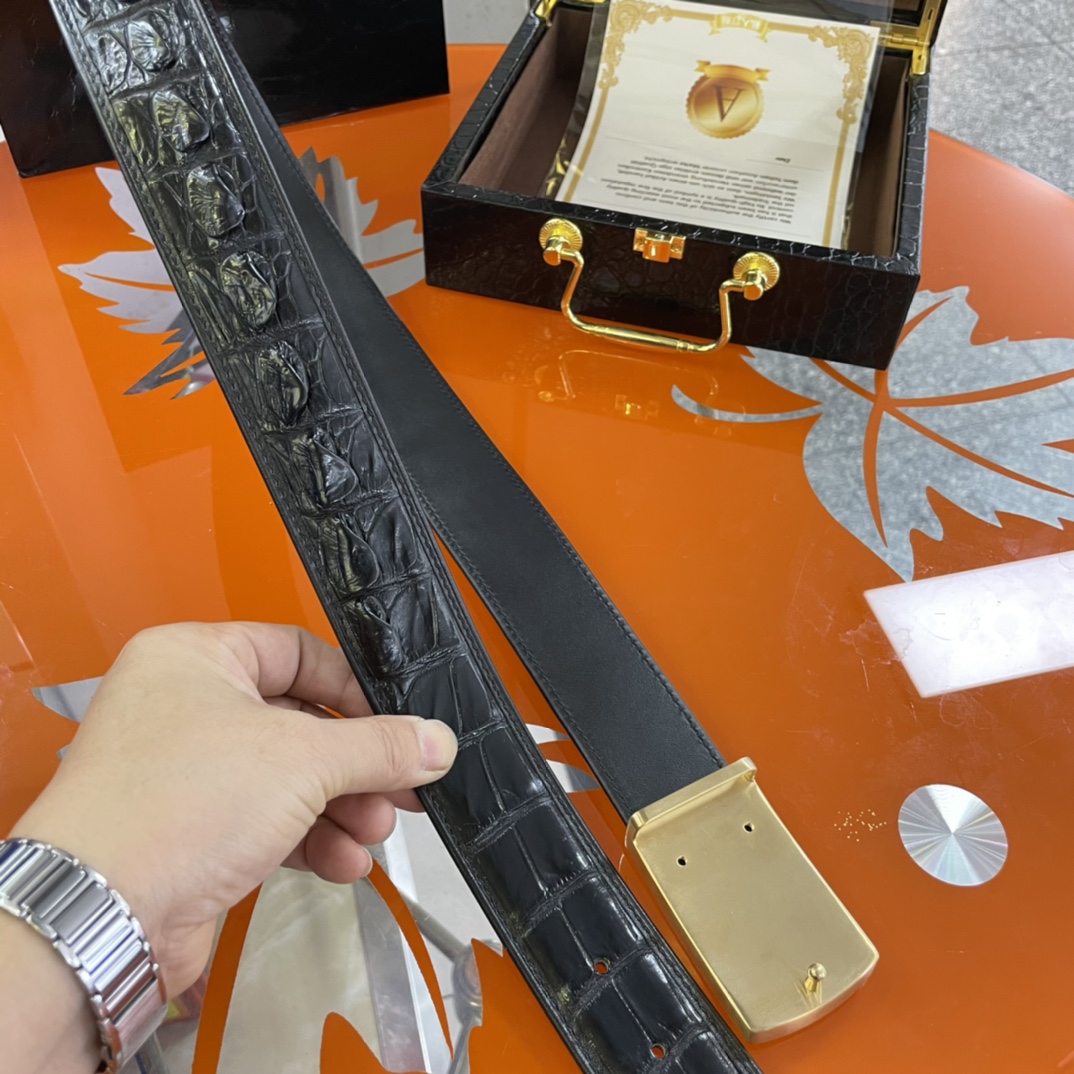 LOUIS VUITTO uses real crocodile 🐊🐊 skin and bone back skin for the body. There is no splicing at the tail