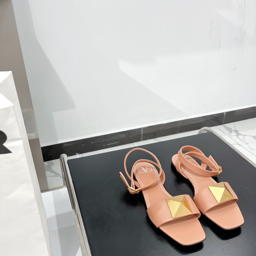 【Valentino】𝟐𝟎𝟐𝟏/𝐒𝐒 𝐧𝐞𝐰 Valentino Early Spring Collection Lace-up Sandals