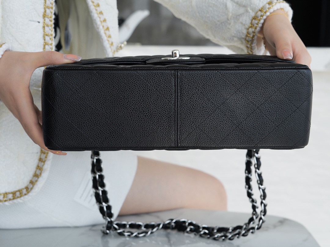 𝐂𝐇𝐀𝐍𝐄𝐋 Classic Flap France 🇫🇷 𝐇𝐇 𝐚𝐚𝐬 Original Caviar 🐂 Genuine Leather Caviar Large Black Silver 🖤