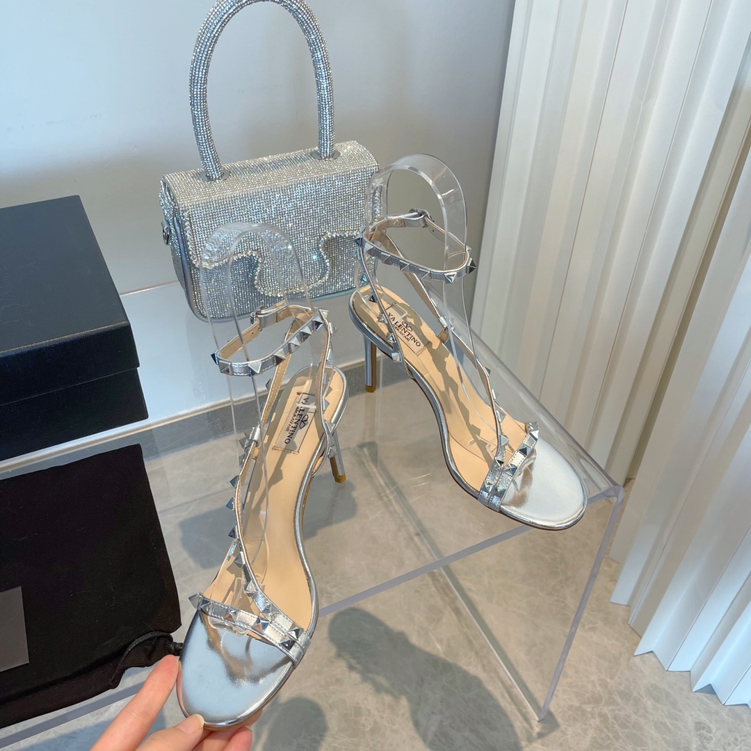 【Valentino】𝟐𝟎𝟐𝟏/𝐒𝐒 𝐧𝐞𝐰 Valentino's new Spring/Summer 2021 collection is still the classic studded collection