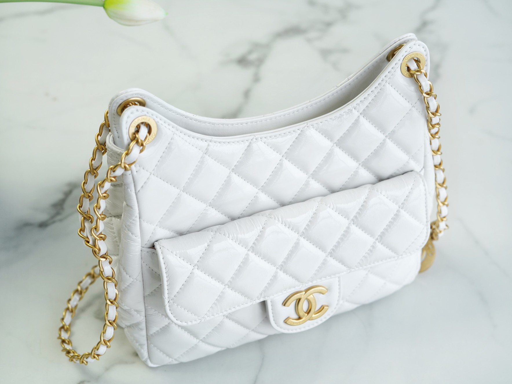 𝗖𝗛𝗔𝗡𝗘𝗟✦23𝑪 Early Spring Resort Collection Bright crinkled calfskin and gold metal Wave bag Medium White