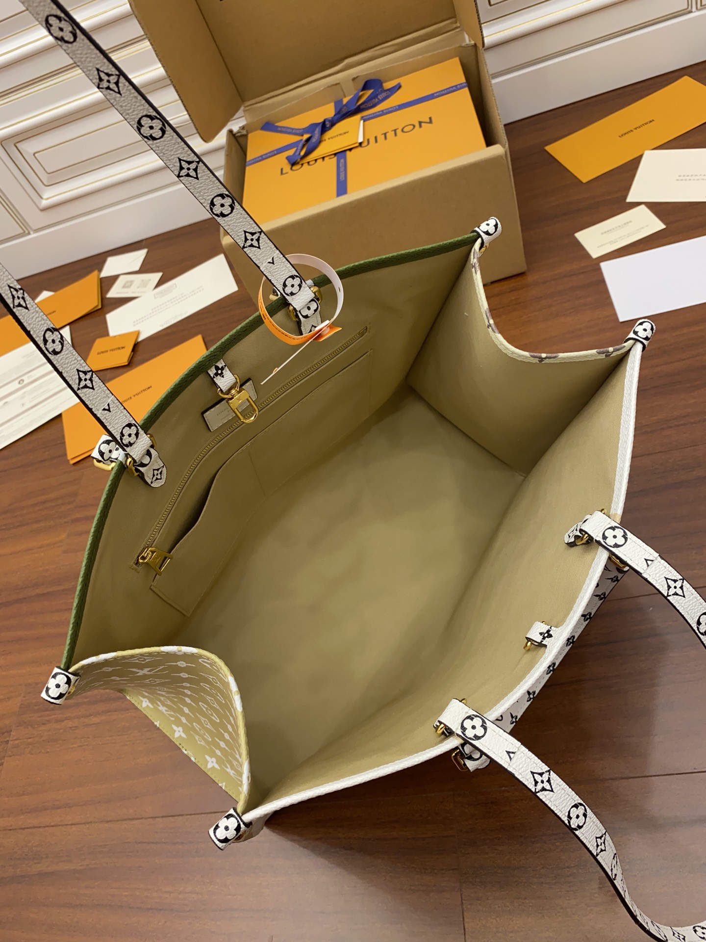 Louis Vuitton tote bag M44571