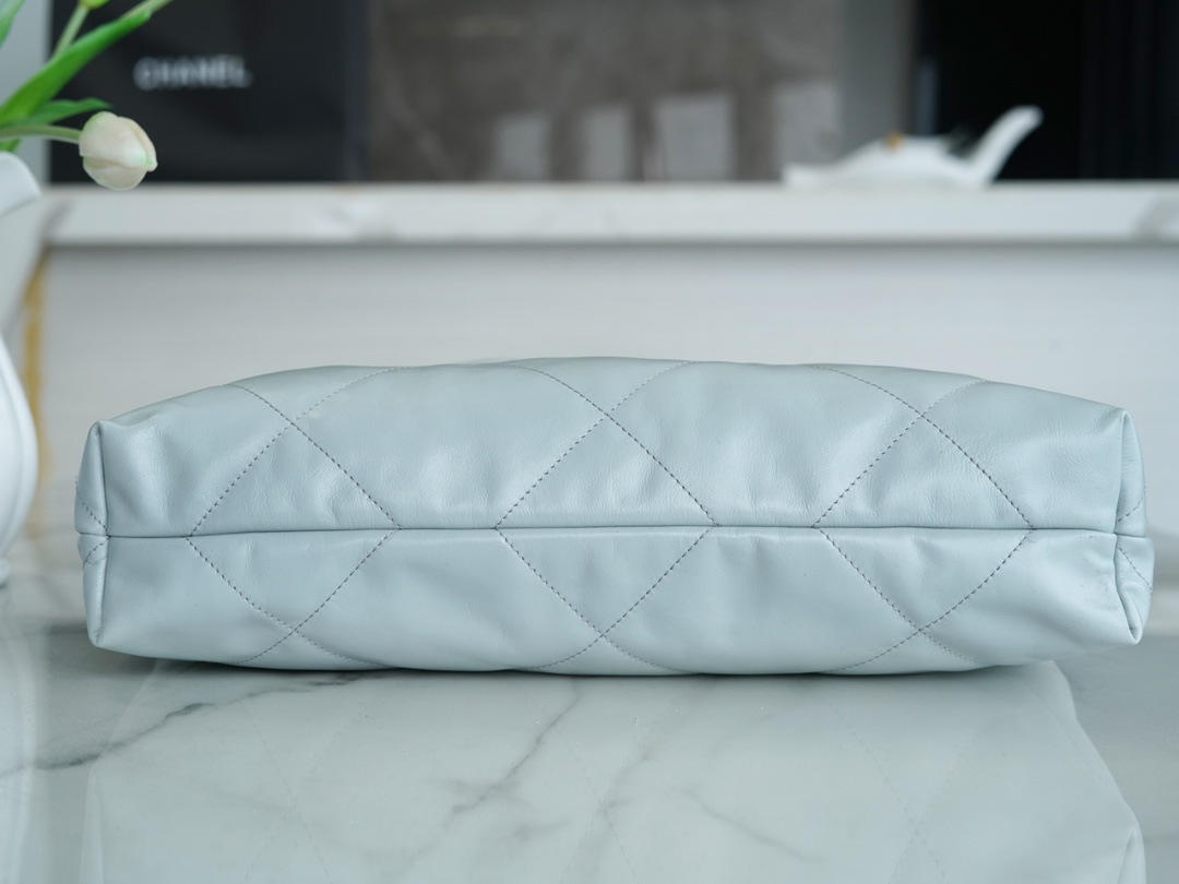 𝗖𝗛𝗔𝗘𝗡𝗟✦23C 22 handbag authentic tail leather haze blue medium