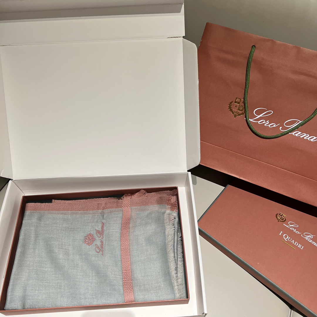 𝐋𝐨𝐫𝐨 𝐩𝐢𝐚𝐧𝐚 Ring Fleece Scarf 