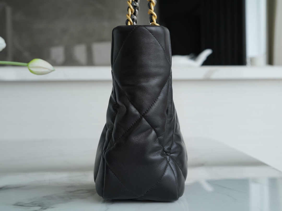 𝗖𝗛𝗔𝗡𝗘𝗟 𝟮𝟮𝗕 19 𝑩𝑨𝑮 𝑻𝒐𝒕𝒆 Italy 🇮🇹 level [box] lambskin 🐑 Genuine Leather Black Gold