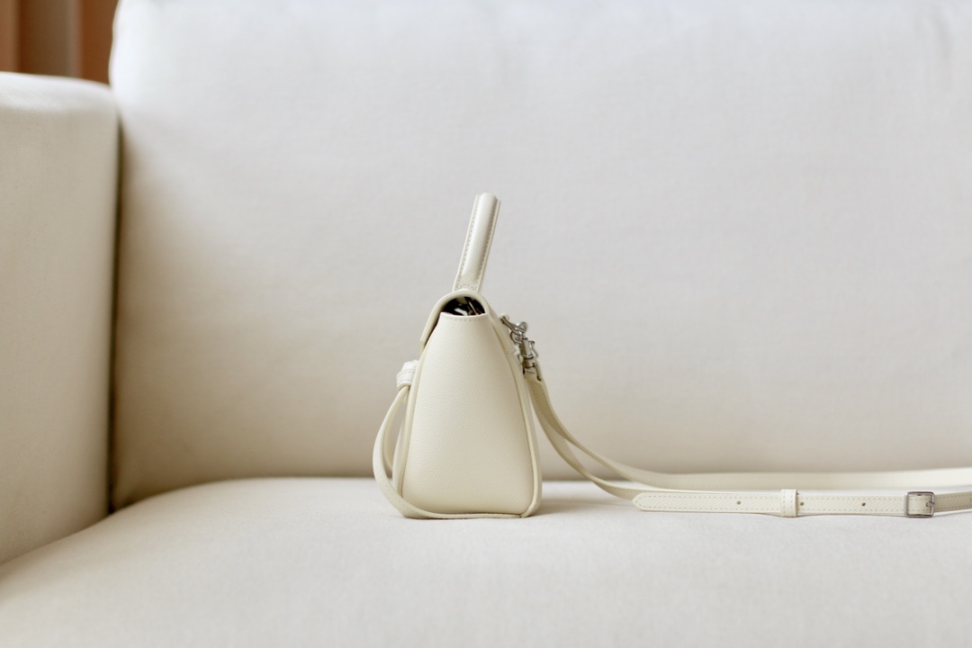 𝐂𝐞𝐥𝐢𝐧𝐞 𝐛𝐞𝐥𝐭 𝐩𝐢𝐜𝐨 𝟏𝟔𝐜𝐦 Grained Calfskin Bag