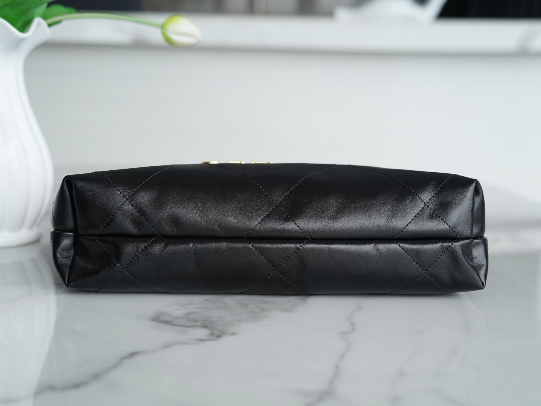 𝗖𝗛𝗔𝗘𝗡𝗟 ✦𝟐𝟐𝗣 spring and summer new 𝟐𝟐 handbag authentic tail leather black gold