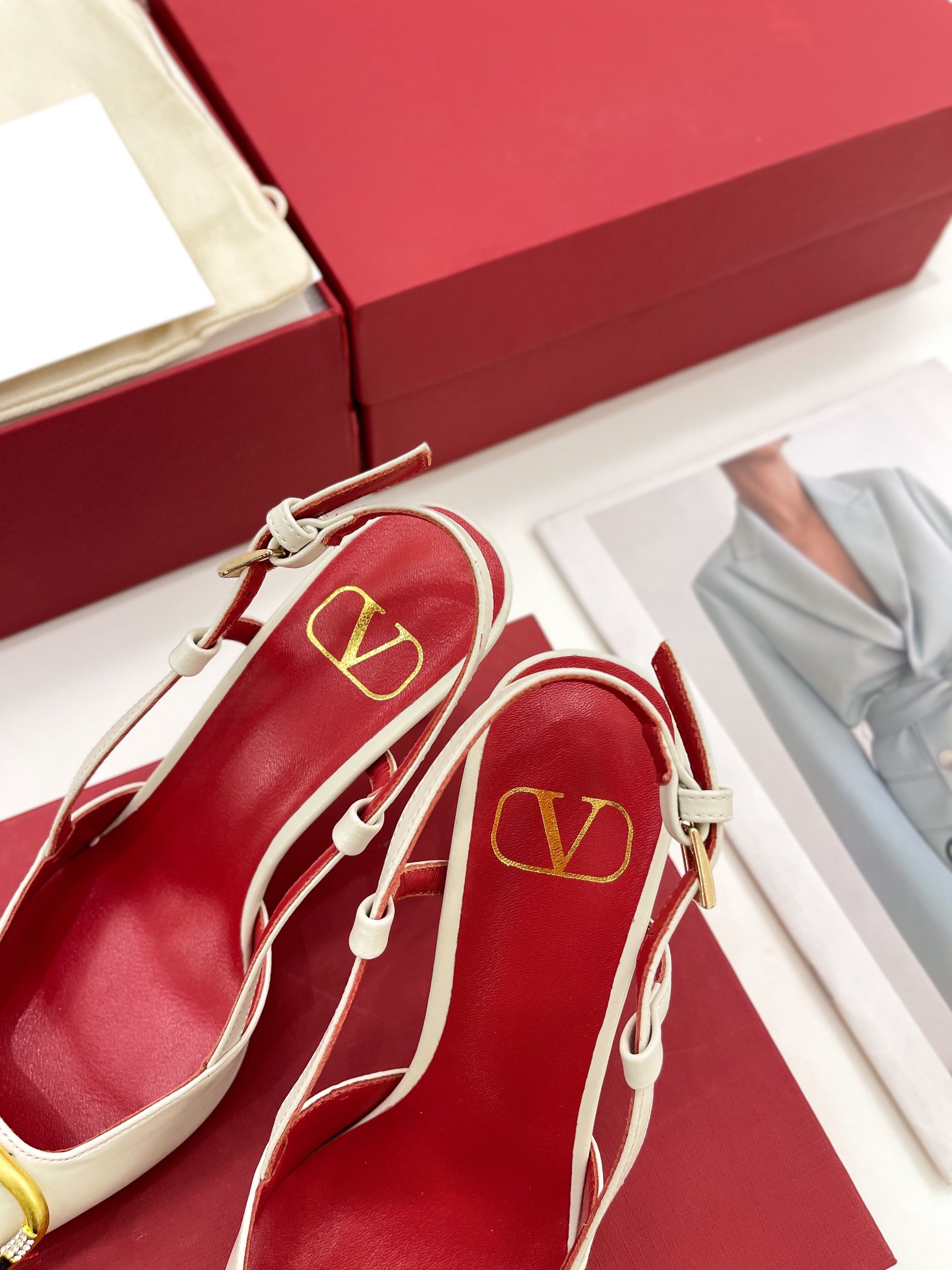 【Valentino】𝟐𝟎𝟐𝟏/𝐒𝐒 𝐧𝐞𝐰 Valentino 2022 spring and summer new large V diamond buckle high heels on the new