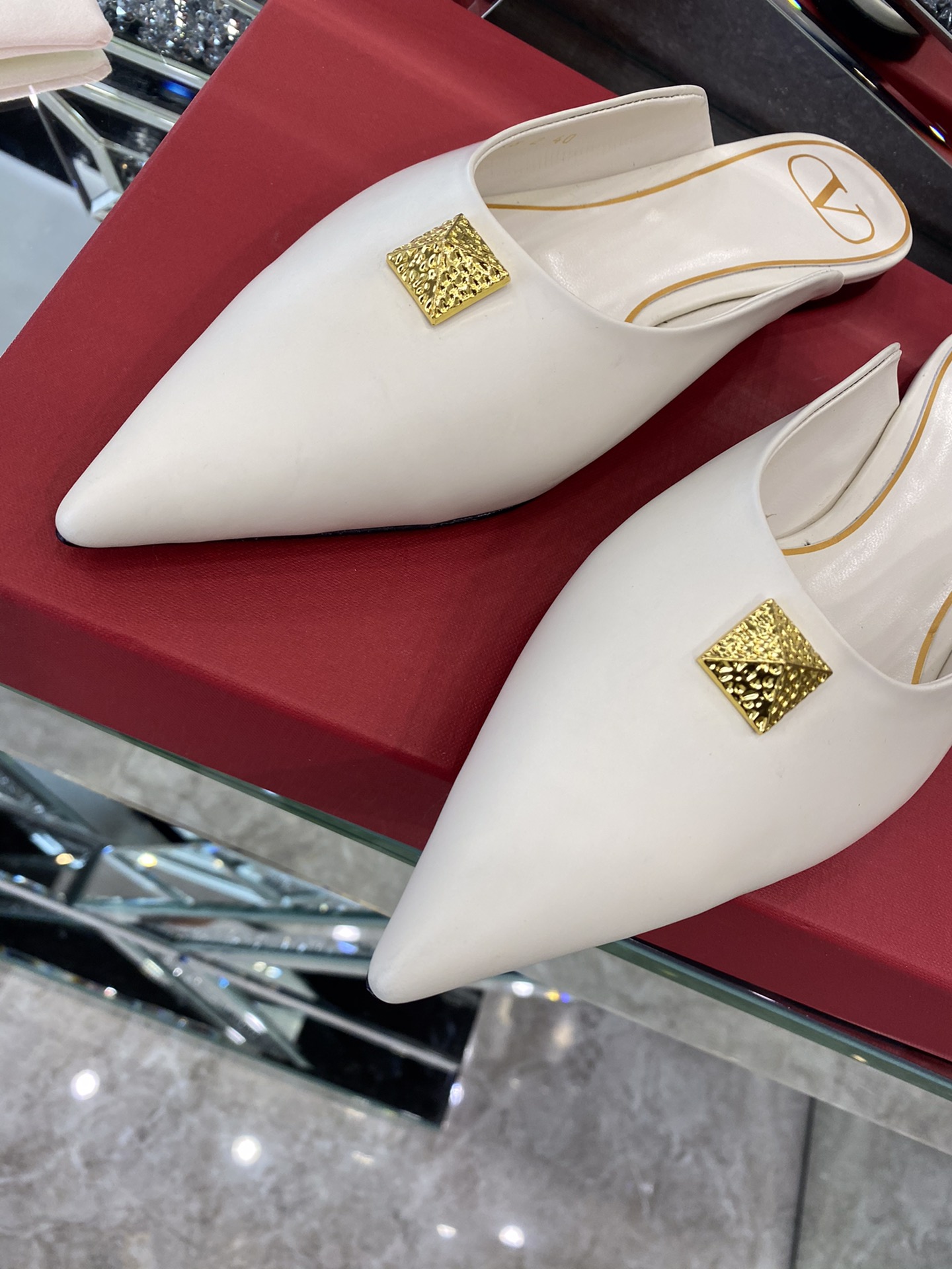 【Valentino】𝟐𝟎𝟐𝟏/𝐒𝐒 𝐧𝐞𝐰 The latest series of counter perfect details original matte open edge bead leather