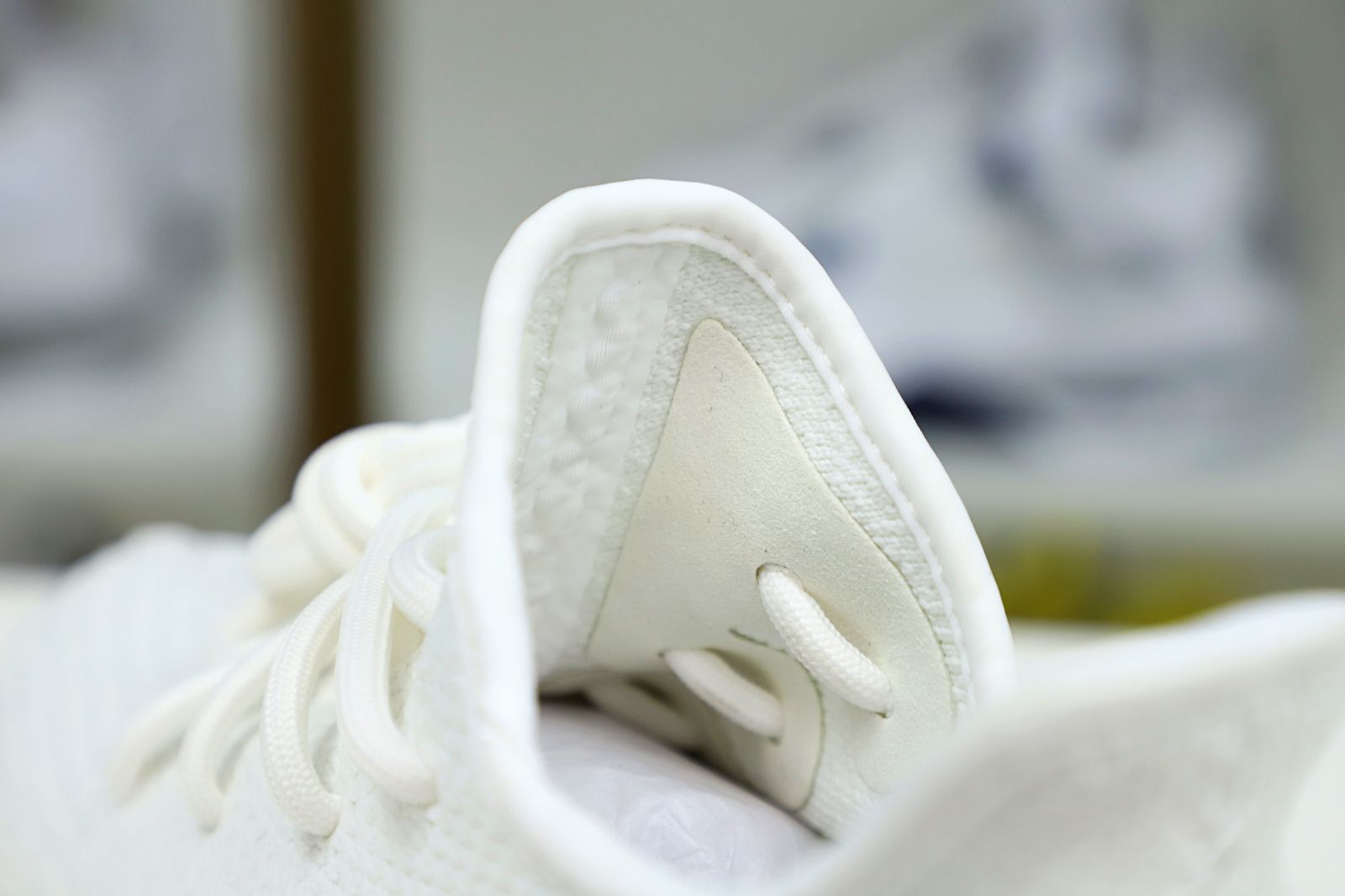 YEEZY BOOST 350 V2 CREAM WHITE / TRIPLE WHITE