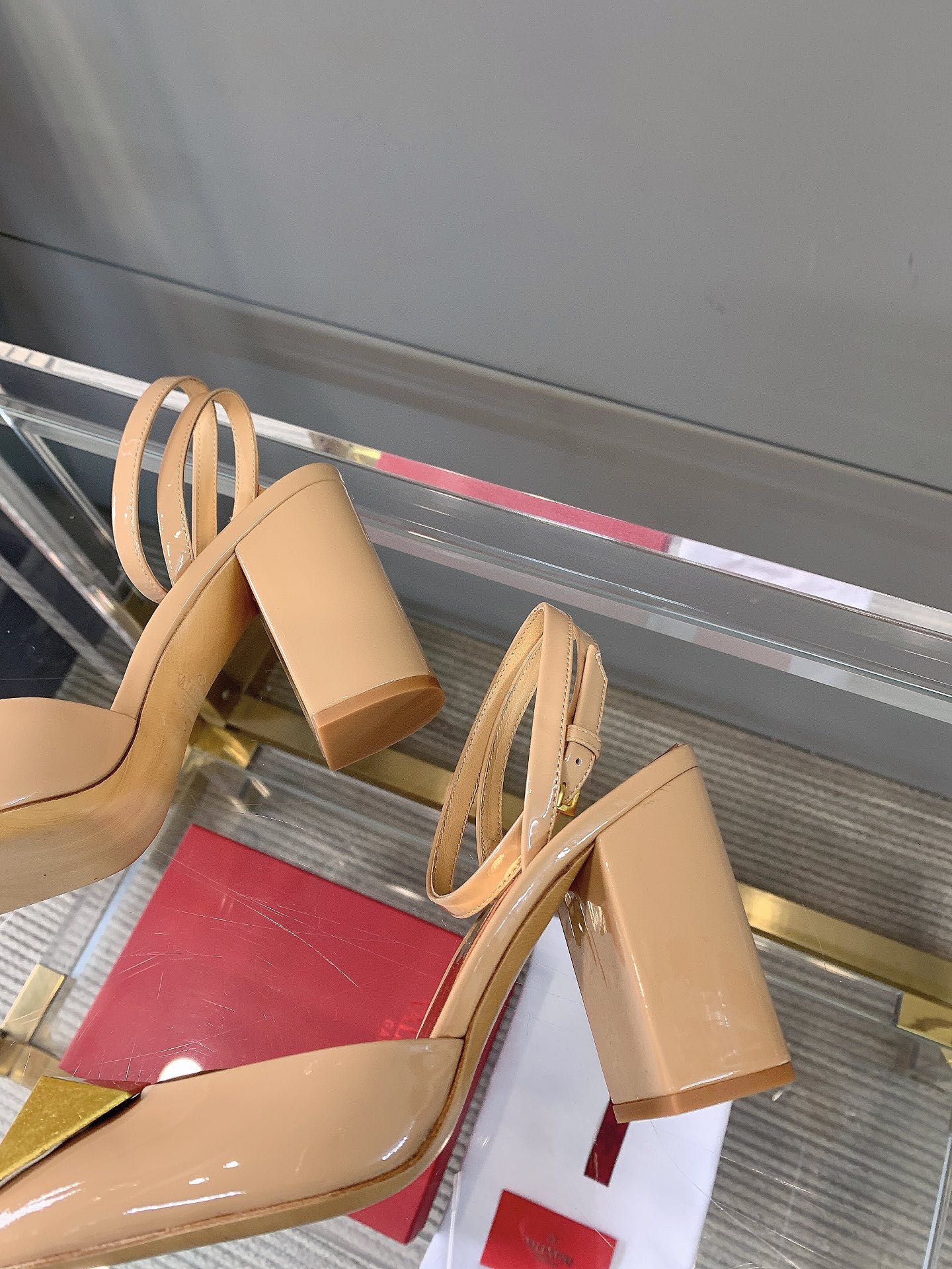 【Valentino】𝟐𝟎𝟐𝟏/𝐒𝐒 𝐧𝐞𝐰 VALENTINO 2022ss spring-summer new big studded high heelss still the classic studded collection