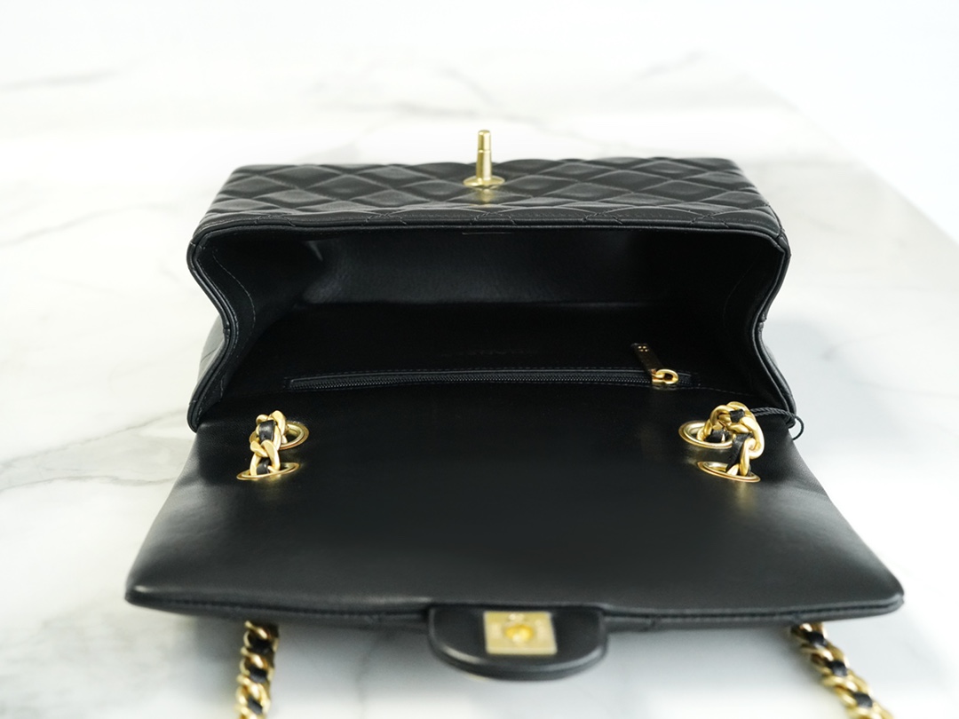 𝗖𝗛𝗔𝗡𝗘𝗟 23P New Letter Chain Flap Bag Black