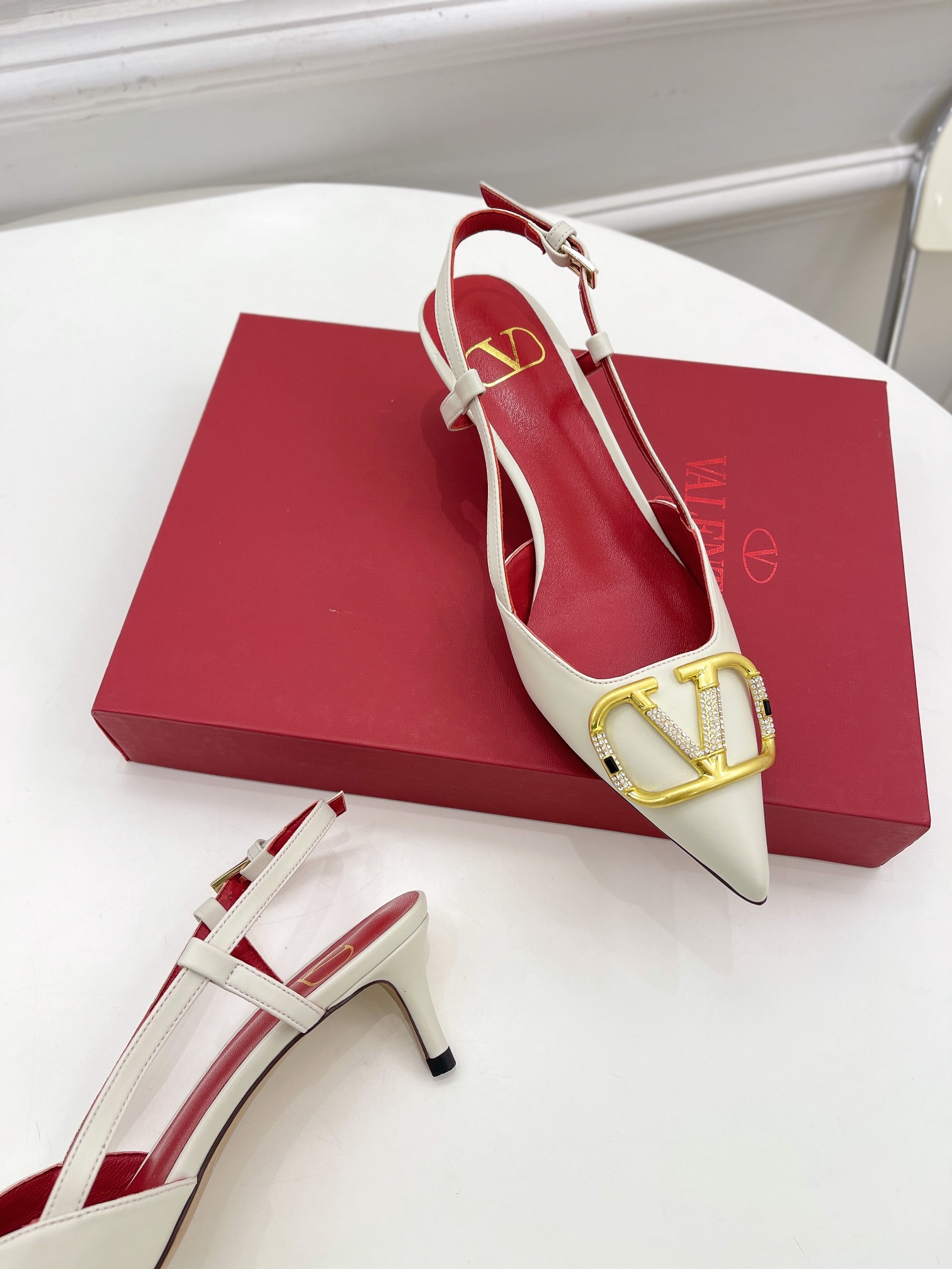 【Valentino】𝟐𝟎𝟐𝟏/𝐒𝐒 𝐧𝐞𝐰 Valentino 2022 spring and summer new large V diamond buckle high heels on the new