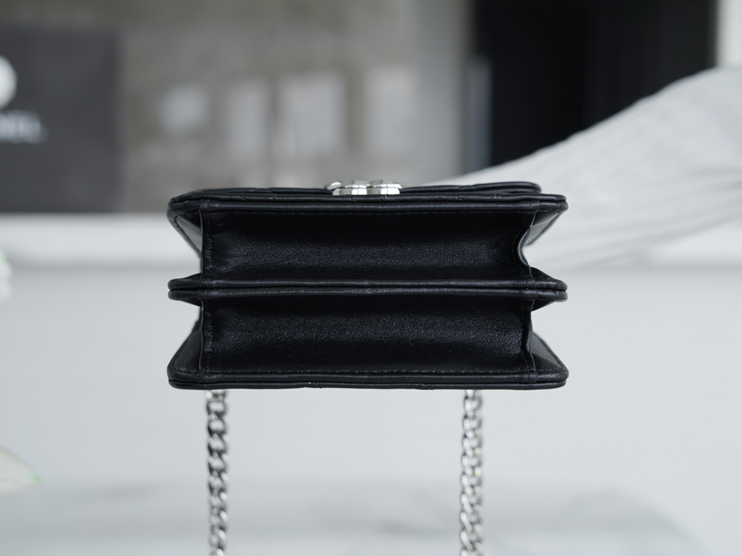 𝗖𝗛𝗔𝗘𝗡𝗟✦ 𝟮𝟮𝐒 Enamel Handle Chain Bag black